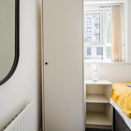 Stylish 4 Bedroom With Wifi, Free Parking And Close To Old Trafford