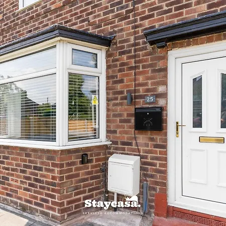 3-bedroom House W Free Parking, Near Man Airport! Ferienhaus *