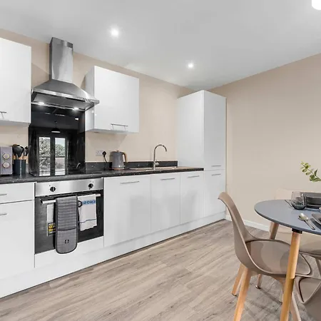 2 Bed Centre Flat Balcony Free Parking مانشستر