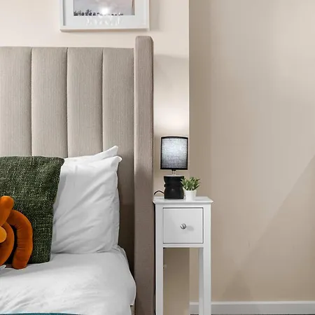 2 Bed Centre Flat Balcony Free Parking شقة *