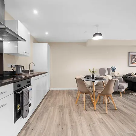 2 Bed Centre Flat Balcony Free Parking شقة مانشستر