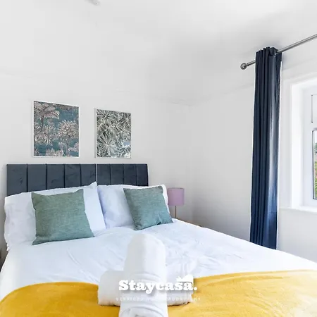 3-bedroom House W Free Parking, Near Man Airport! Ferienhaus