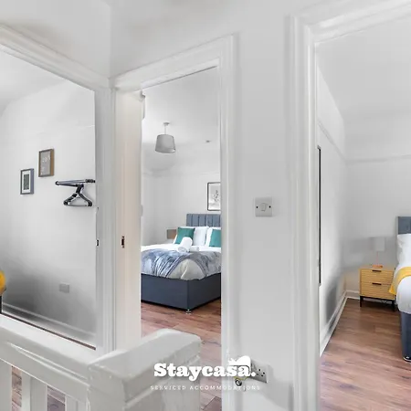 3-bedroom House W Free Parking, Near Man Airport! *