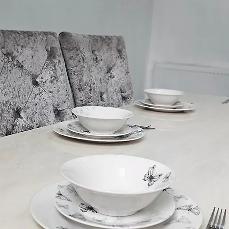 Full With Free Parking In Moss Bank, Crumpsall, Дом отдыха Манчестер