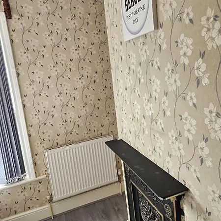 Full With Free Parking In Moss Bank Near Cheetham Hill, Crumpsall, *