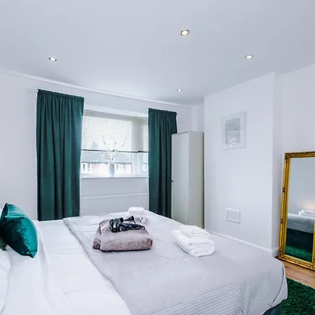 Driveway Stunning 3bedroom In Withington