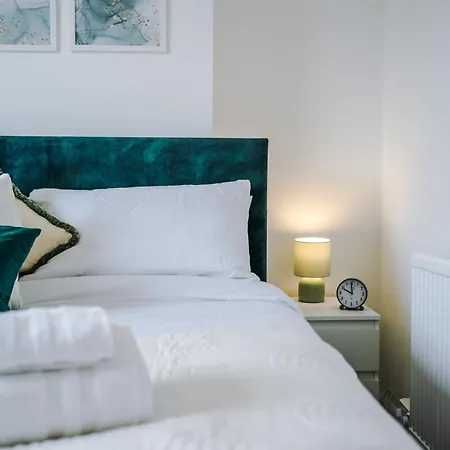 Driveway Stunning 3bedroom In Withington