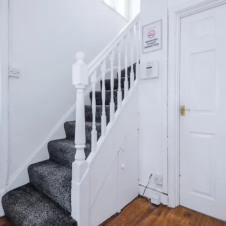 Driveway Stunning 3bedroom In Withington בית נופש *