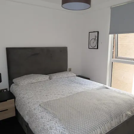 Gorgeous 2 Bed With Terrace, Free Parking