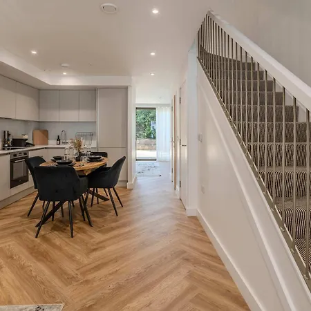 The Hidden - 4br Townhome Roof Manchester