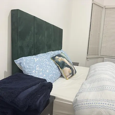 Near Etihad Stadium לינה וארוחת בוקר 3*