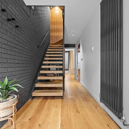 Stunning Luxury Townhouse In Centre Of Nyaraló Manchester