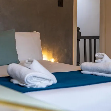 Modern Centre Townhouse Sleeps 10 & Parking *