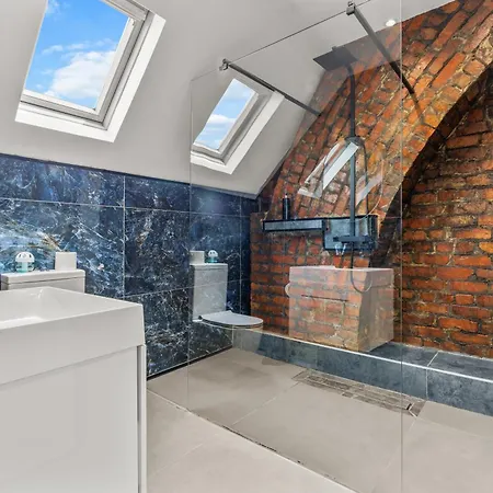 Modern Centre Townhouse Sleeps 10 & Parking