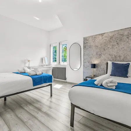 Feriehus Modern Centre Townhouse Sleeps 10 & Parking