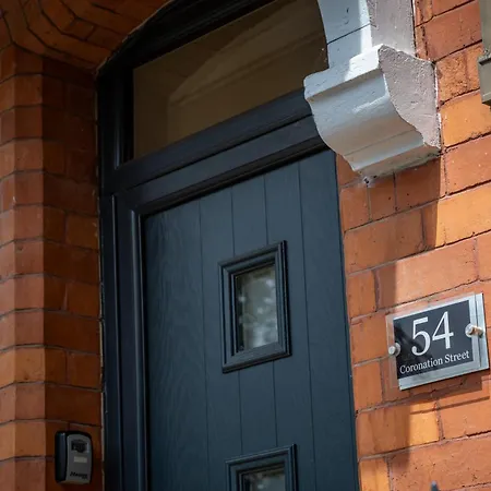 Modern Centre Townhouse Sleeps 10 & Parking *