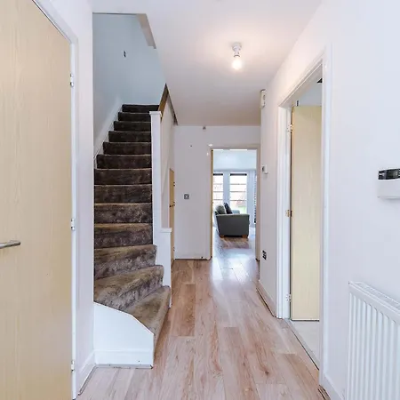 Large 4bedroom 4bathroom Townhouse By Coop Live Arena Nyaraló *
