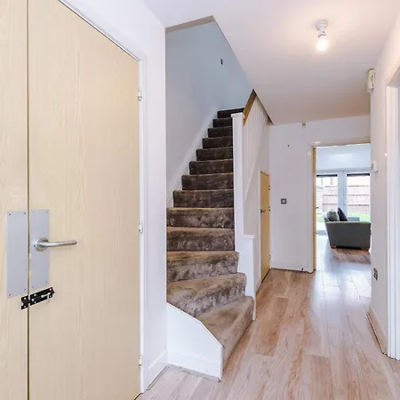 Large 4bedroom 4bathroom Townhouse By Coop Live Arena *