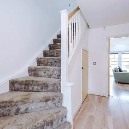 Large 4bedroom 4bathroom Townhouse By Coop Live Arena
