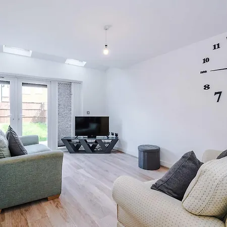 Large 4bedroom 4bathroom Townhouse By Coop Live Arena *
