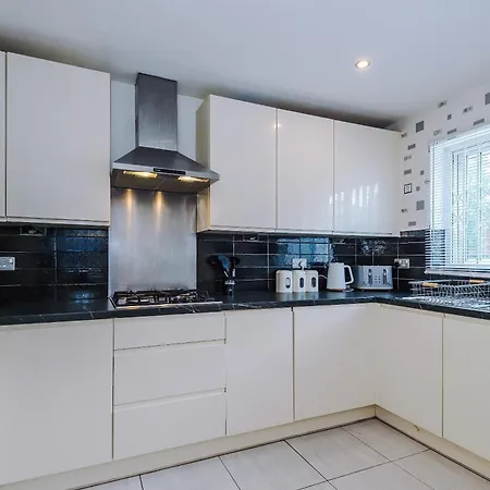 Large 4bedroom 4bathroom Townhouse By Coop Live Arena *