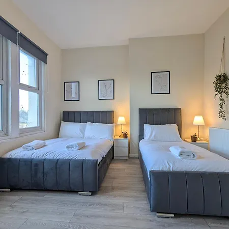 Modern Near Centre דירה