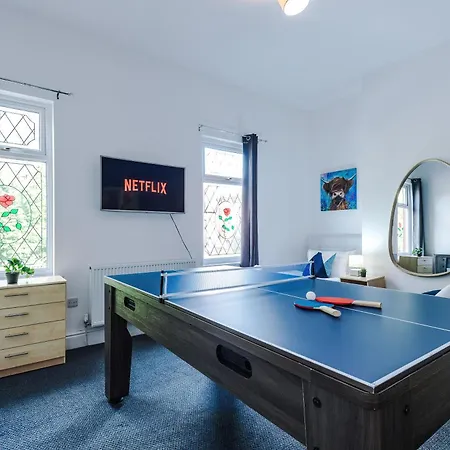 New Large 4 Bedroom House, Sleeps 9, Games Room, Free Parking, Ps4 曼彻斯特