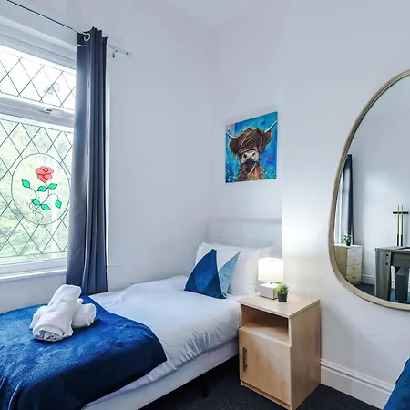 Ferienhaus New Large 4 Bedroom House, Sleeps 9, Games Room, Free Parking, Ps4 Manchester