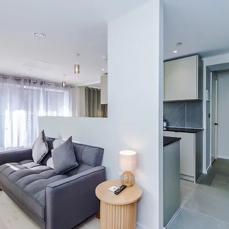 2 Bedroom With Free Parking In Centre, By Eason - Ideal For Weekend Getaways & Business Travel *