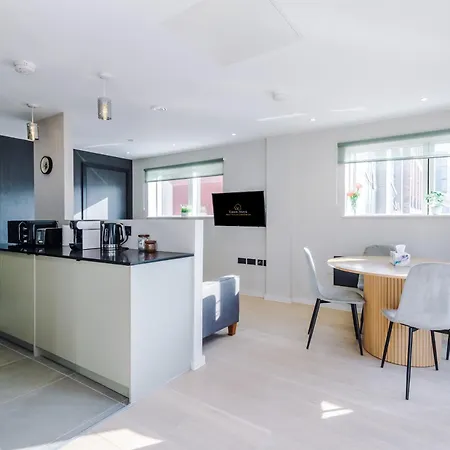 2 Bedroom With Free Parking In Centre, By Eason - Ideal For Weekend Getaways & Business Travel *