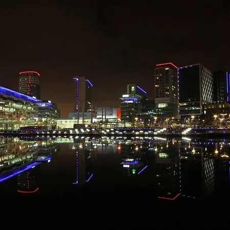 Roof Terrace Lakeside - - Cinema - Free Parking شقة