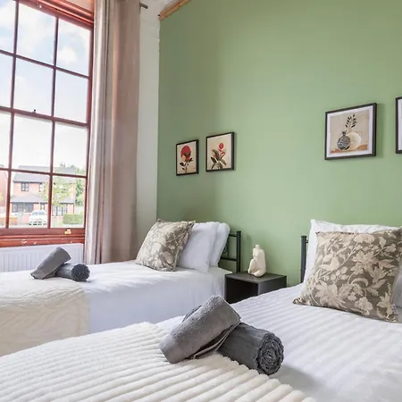 Retreat, Free Parking & Sleeps 5 דירה *