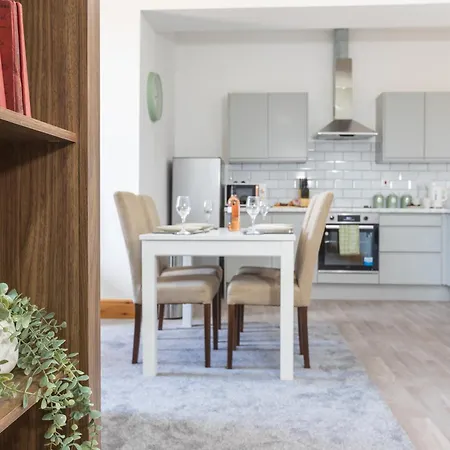 Retreat, Free Parking & Sleeps 5