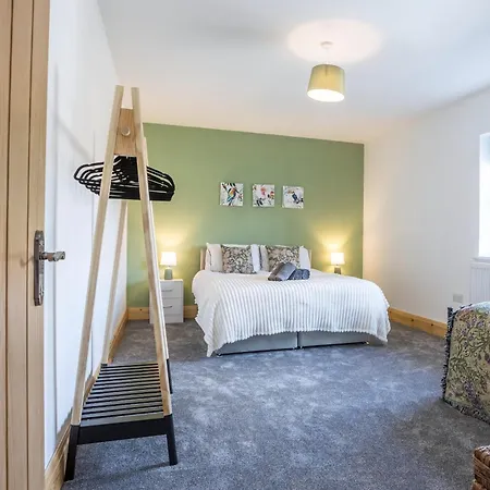 Retreat, Free Parking & Sleeps 5 דירה