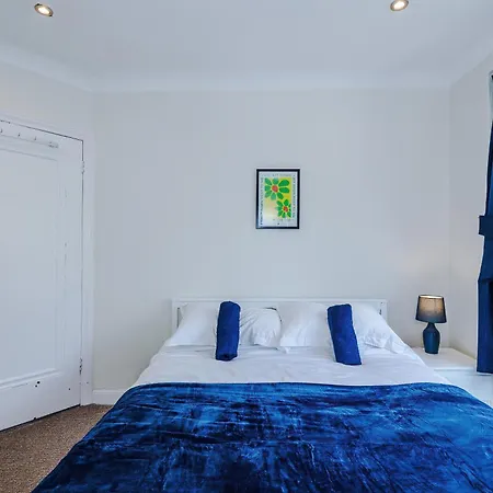 Prestwich Garden Retreat: Manchester-close 3br With Parking & Netflix