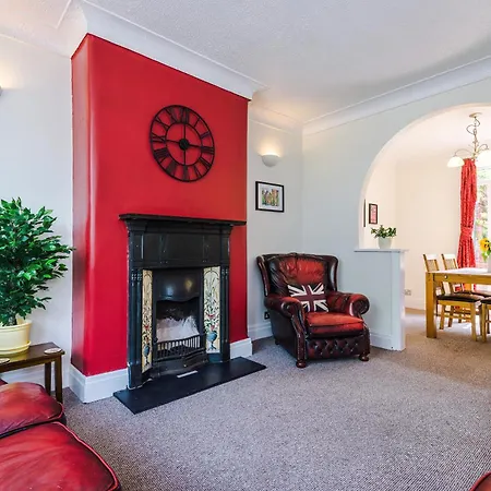 Prestwich Garden Retreat: Manchester-close 3br With Parking & Netflix *