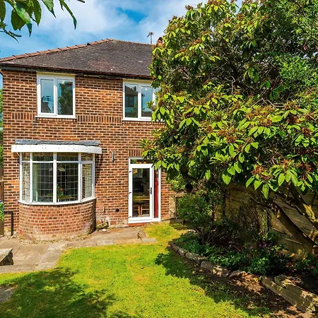 Prestwich Garden Retreat: Manchester-close 3br With Parking & Netflix Manchester