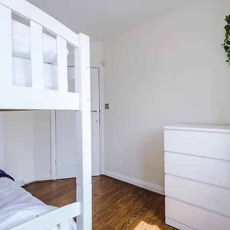 Holiday home Prestwich Garden Retreat: Manchester-close 3br With Parking & Netflix Manchester