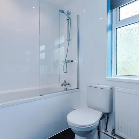 Prestwich Garden Retreat: Manchester-close 3br With Parking & Netflix Holiday home Manchester