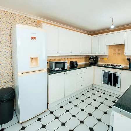 بيت للعطل 3-bed Retreat - Sleeps 8 Garden & Parking