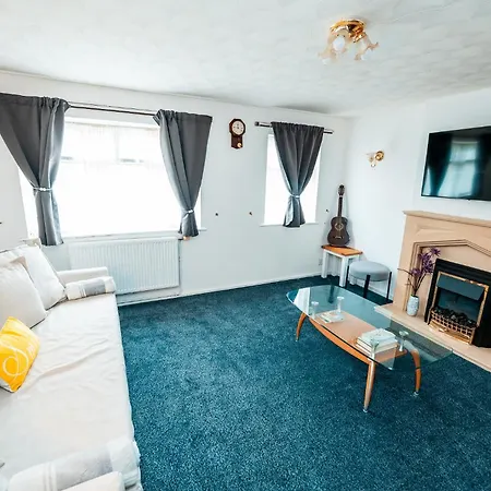 3-bed Retreat - Sleeps 8 Garden & Parking * مانشستر