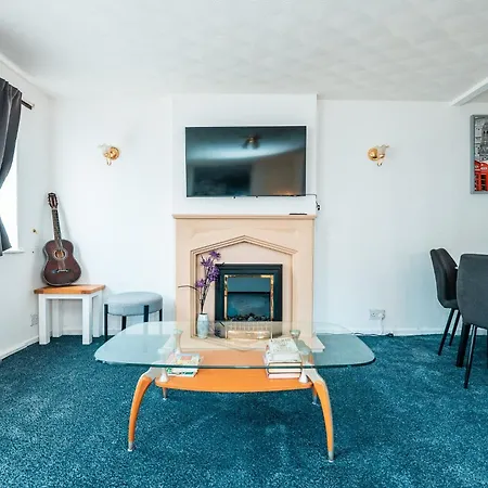 3-bed Retreat - Sleeps 8 Garden & Parking Holiday home *