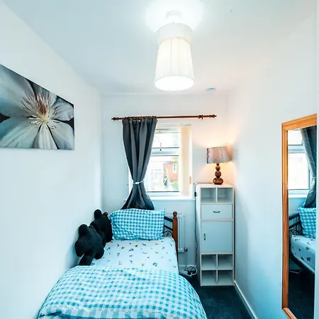 3-bed Retreat - Sleeps 8 Garden & Parking *