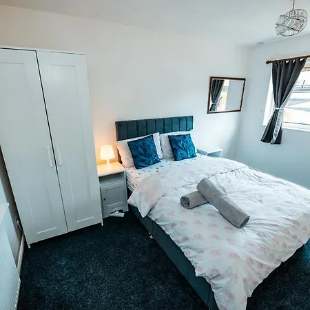 بيت للعطل 3-bed Retreat - Sleeps 8 Garden & Parking *