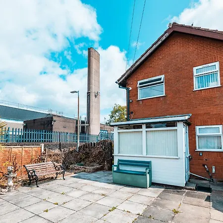 3-bed Retreat - Sleeps 8 Garden & Parking * Manchester