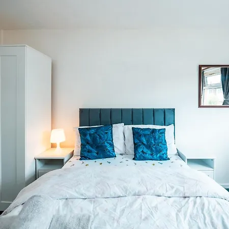 3-bed Retreat - Sleeps 8 Garden & Parking بيت للعطل *