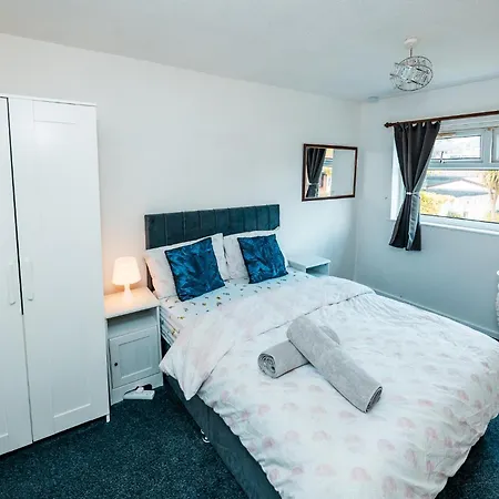 بيت للعطل 3-bed Retreat - Sleeps 8 Garden & Parking
