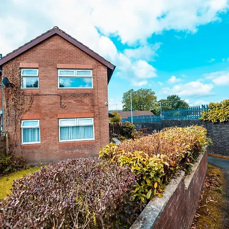 3-bed Retreat - Sleeps 8 Garden & Parking