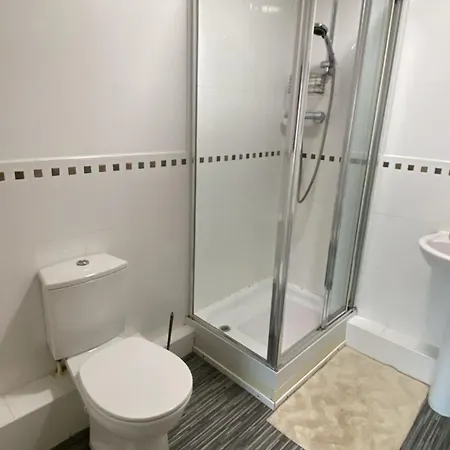 Stylish Spacious 2 Bed Balcony Nr Stadium *