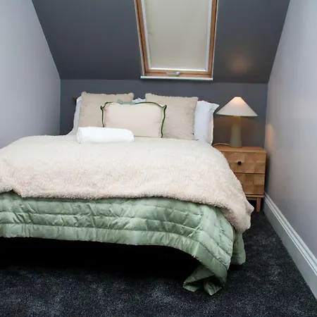 Sleeps 14 The Old Trafford Family Zen By Genesis Living *